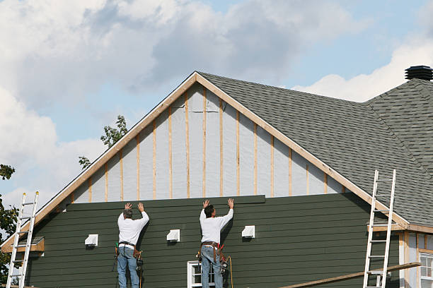 Professional Siding Contractor technician working in Wadsworth, IL